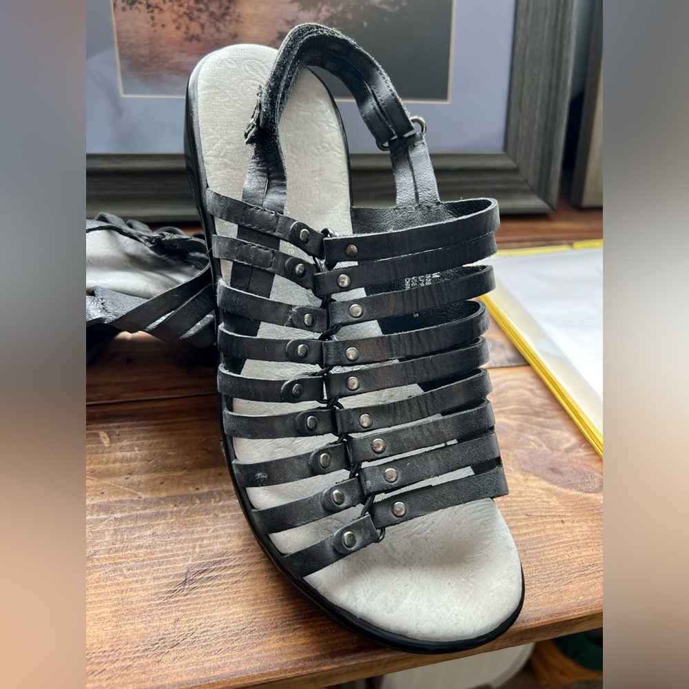 Cute Jambu Leather Sandals, size 9